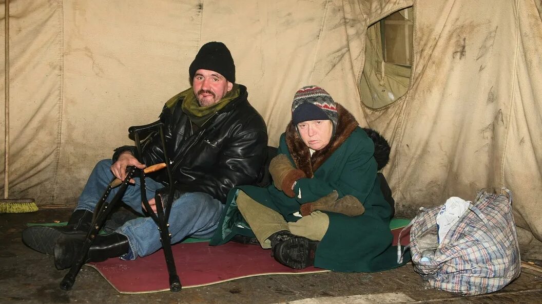 Блогерша лапа тройничек с бомжами. Палатки бездомных.