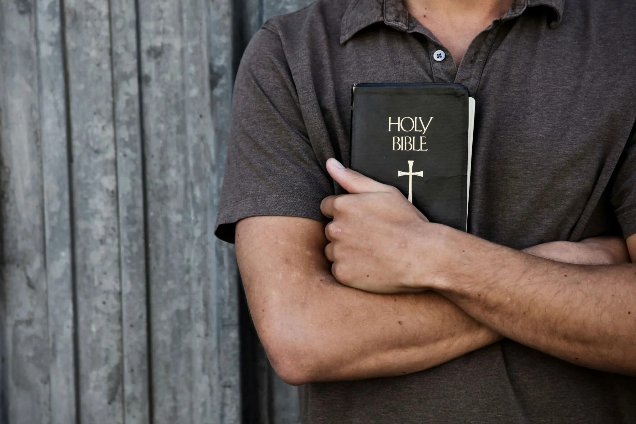 Читаем библию. Человек с Библией. Мужчина с Библией. Парень с Библией в руках. Библия в руках.