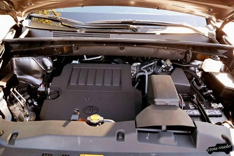 Какой двигатель тойота хайлендер. Двигатель Toyota Highlander. Моторный отсек Тойоты хайлендер. Двигатель хайлендер 3.5 2011. Toyota Highlander 3.5 2010 двигатель.
