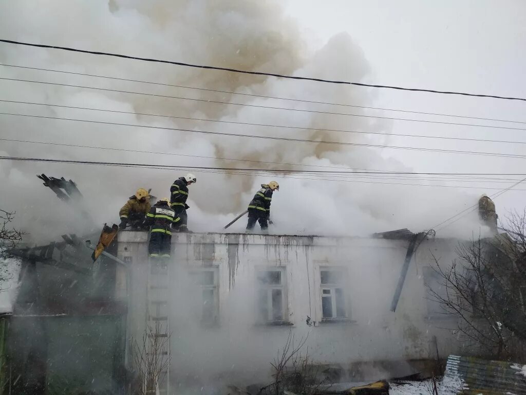 Пожарные пос. Пожар в Туле Октябрьский поселок. Пожар. Пожар в Тульской области вчера. Пожар в Заречье.