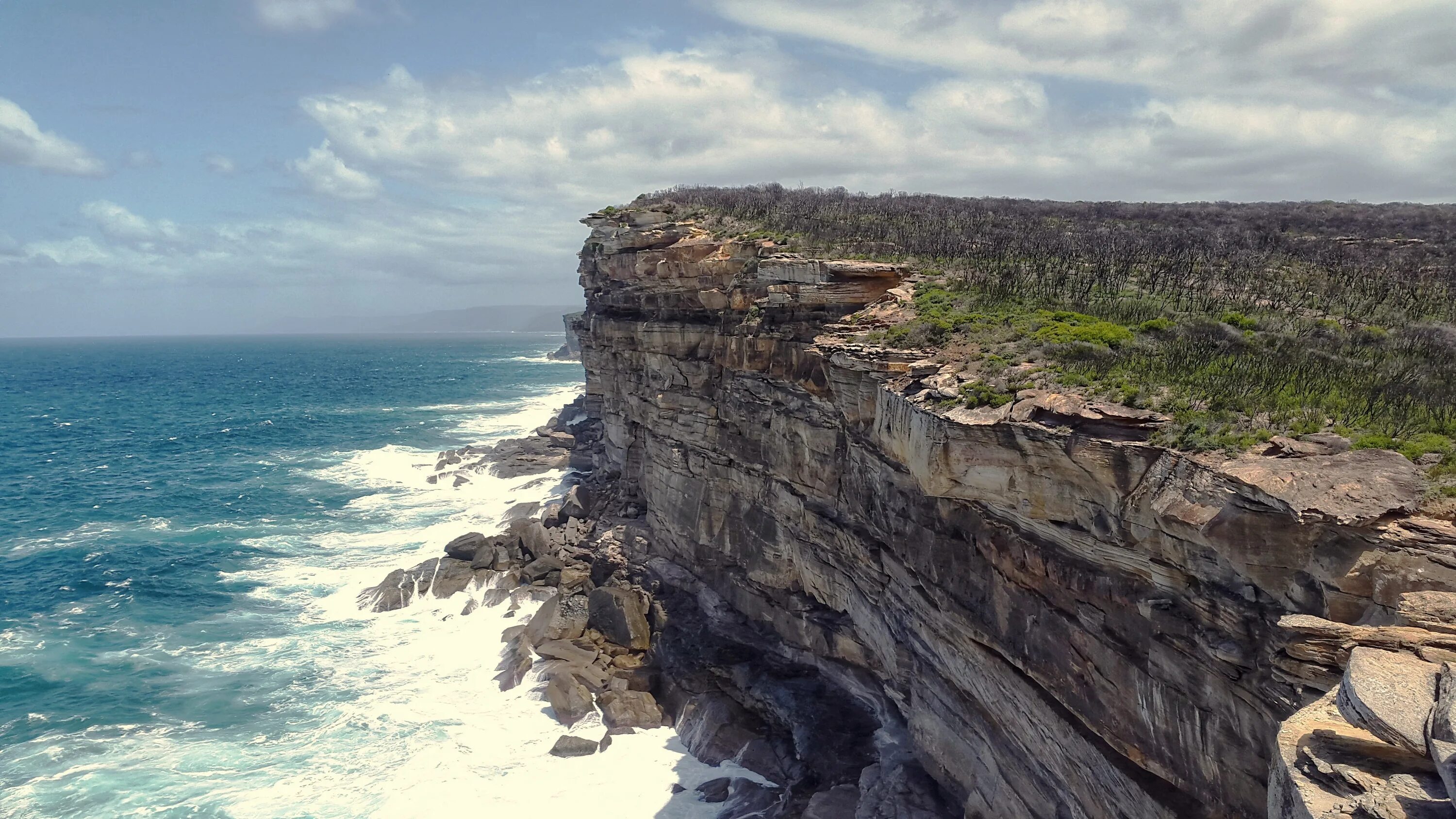 Берег Австралии обрыв. Крутой обрыв у моря. Скалы на крутом берегу. Скалы в море Австралия.