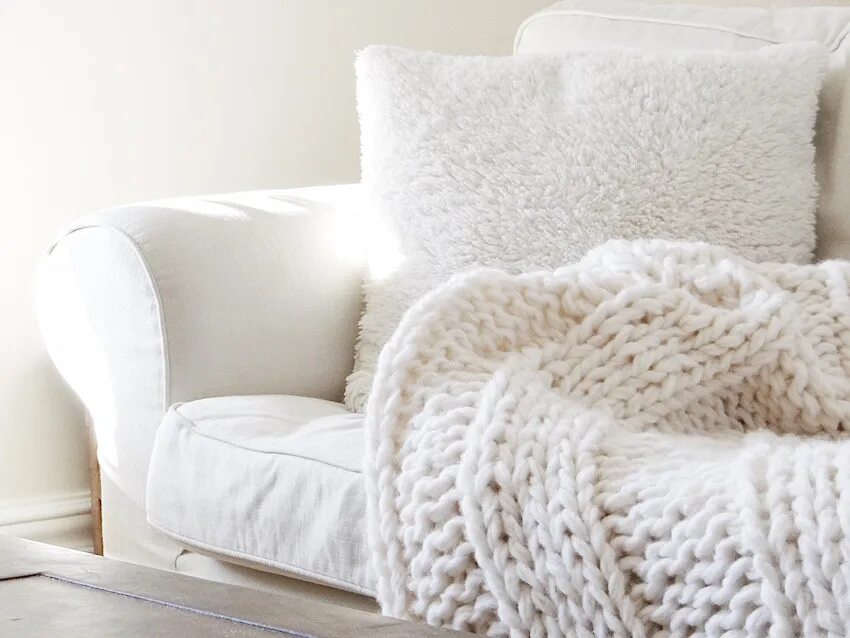 вязаный плед крупной вязки. связать плед на диван крупной вязкой. плед ручной вязки без спиц. белый вязаный плед на диван. вязаное одеяло.