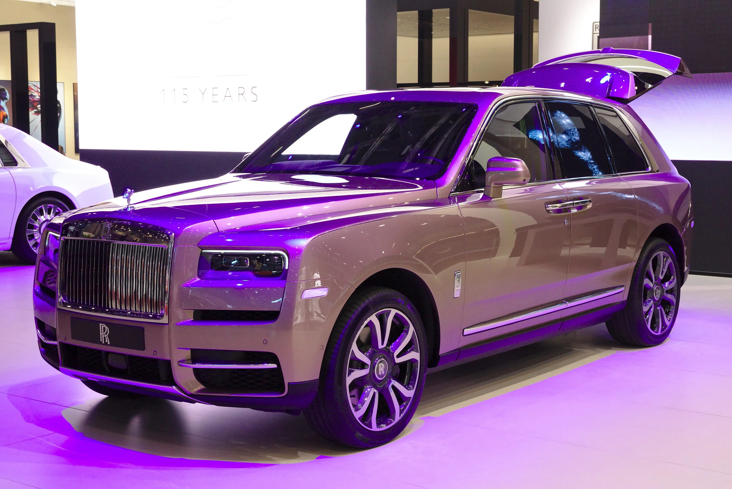 Роллс ройс калинан. Rolls-Royce Куллинан. Rolls Royce Cullinan 2021. Роллс Ройс джип 2022. Роллс Ройс джип 2021.