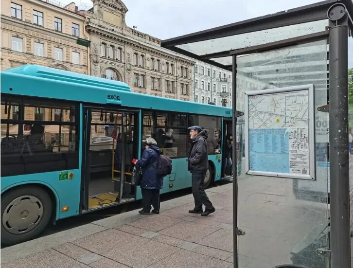 Остановка меняться. Транспорт. Вместо общественного транспорта. Остановки 3 автобуса СПБ. Мешки на остановках транспорта.