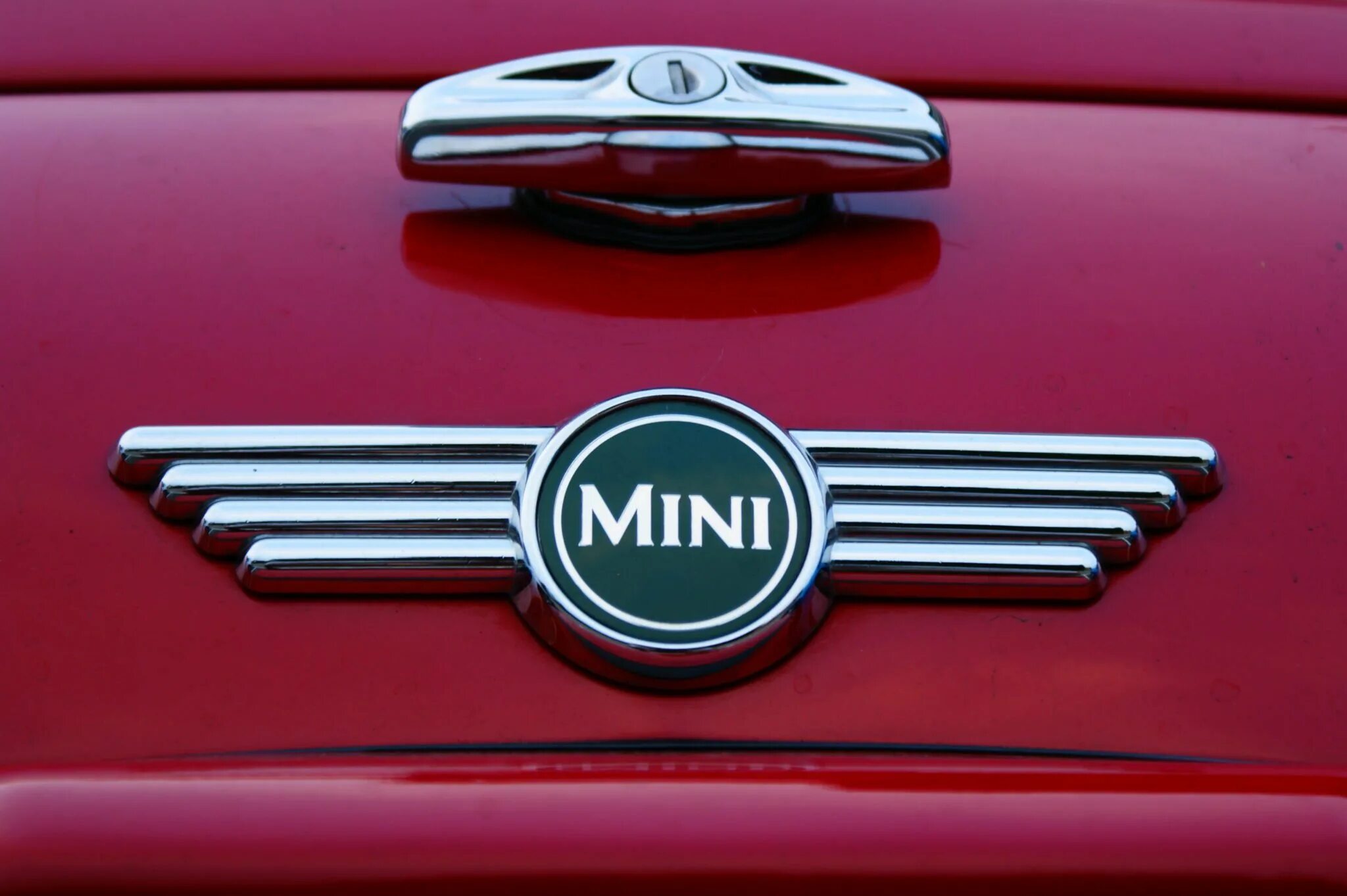 Мини логотипы. Mini cooper logo. mini cooper значок значок. автомобиль со значком мини. что такое логотип автомобиля мини купер.