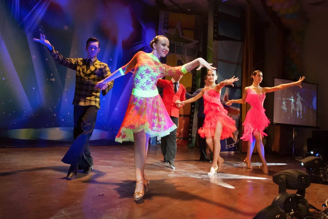 Олимп танцы. Студия олимп электрозаводская. Танцевальные постановки детские. Олимп танцы. Современный танец дуэт.