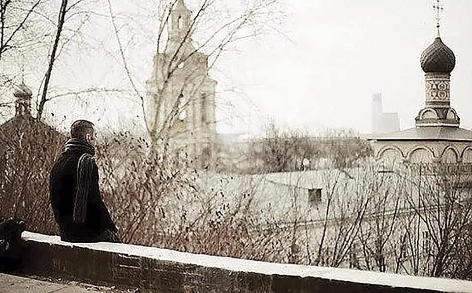 люди идут в церковь. фотосессия у храма. человек перед храмом. человек крестится на улице на храм. парень в церкви.