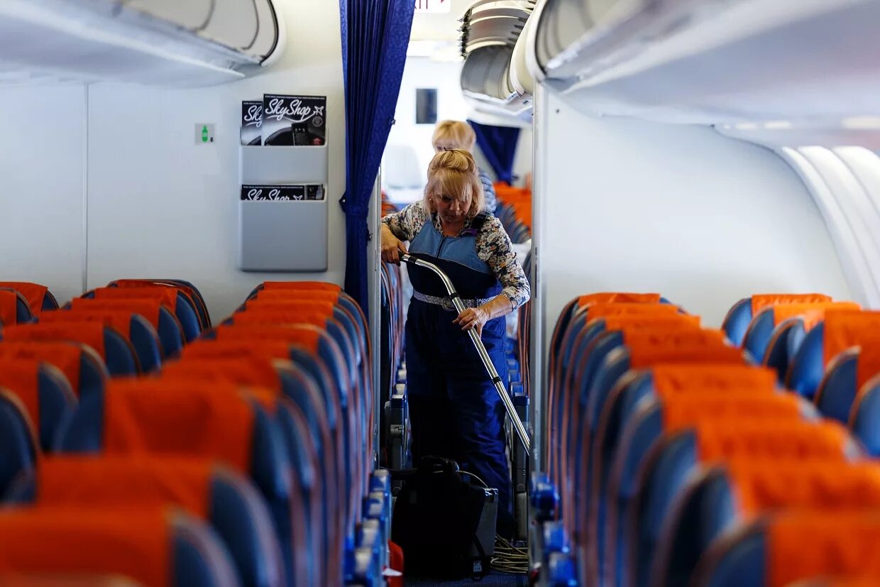 Самолет москва работа. Азимут авиакомпания уфа. Авиакомпания северсталь бортпроводники. Уборка салона самолета. Мойщик самолетов.