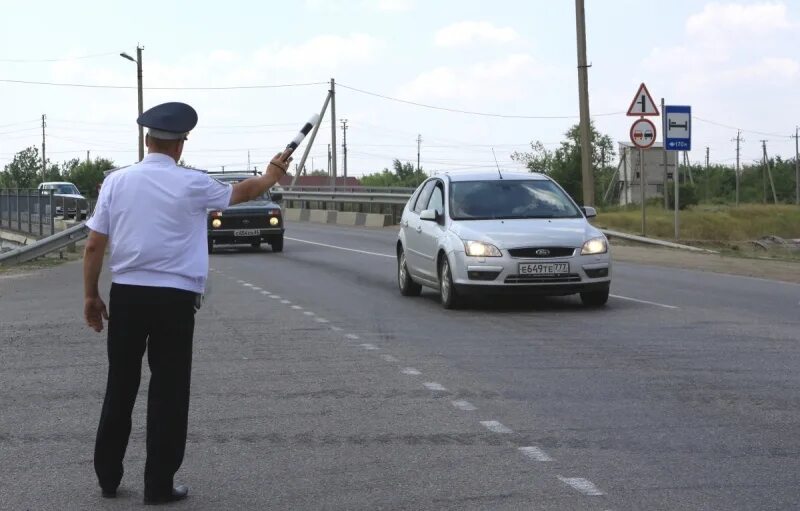 ДПС В Урюпинске. ДПС Волгоград. Ограничение движения транспорта сотрудниками ДПС Волгоград. Сотрудники ГИБДД Урюпинск.