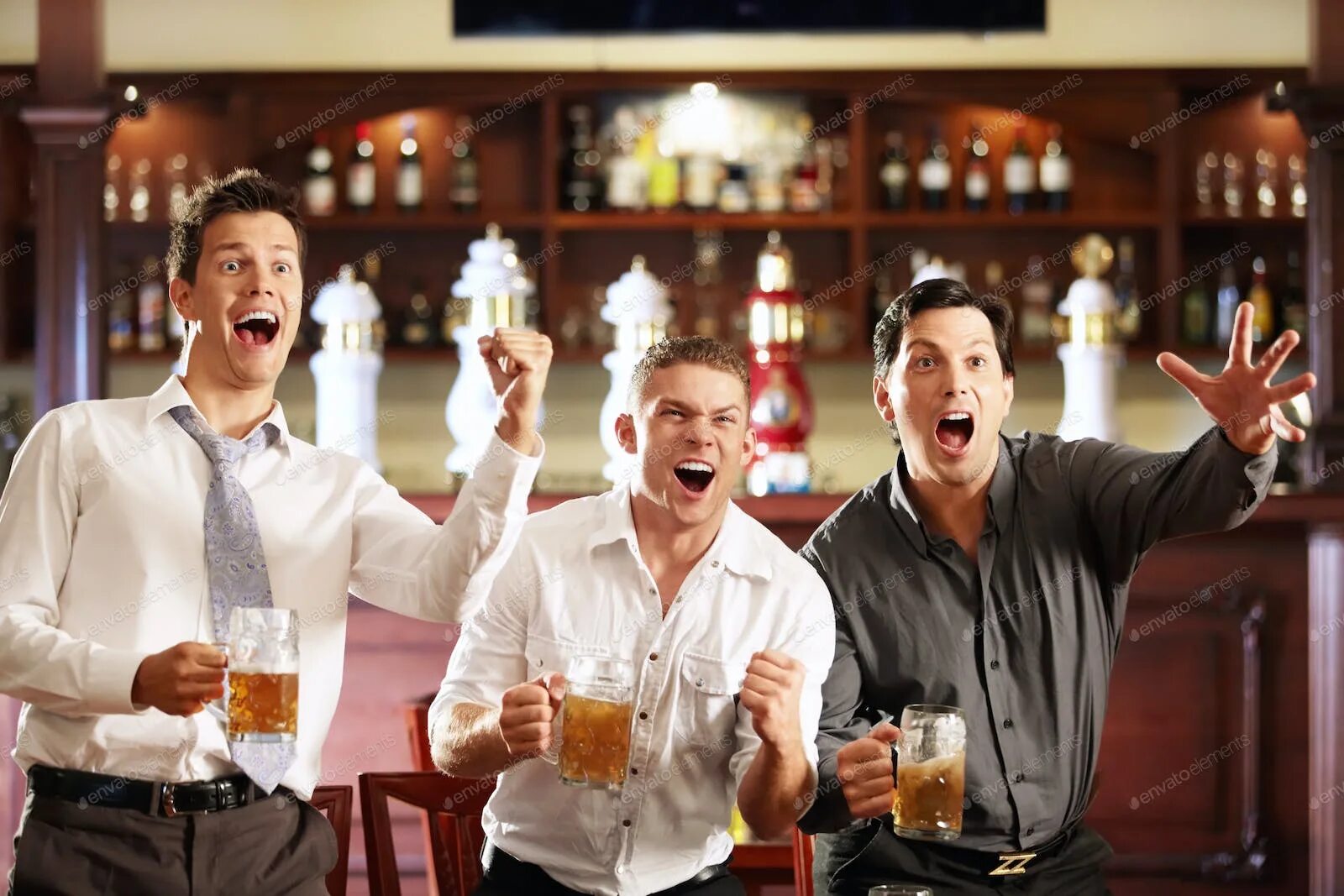 Отметить день рождения в баре. Парень в баре. Посиделки в баре с друзьями. Люди в баре. Мужчина с пивом в баре.