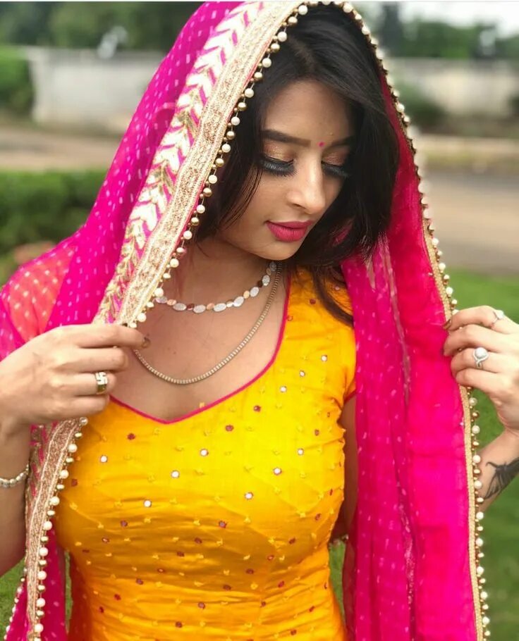 Aunty captured. Дези бхабхи. Desi aunty деревня. Женщины телугу. Индийское сари стриптиз.