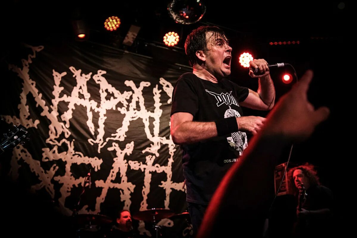 Napalm death клипы. Группа napalm death. басист napalm death. napalm death лого. сол napalm death.