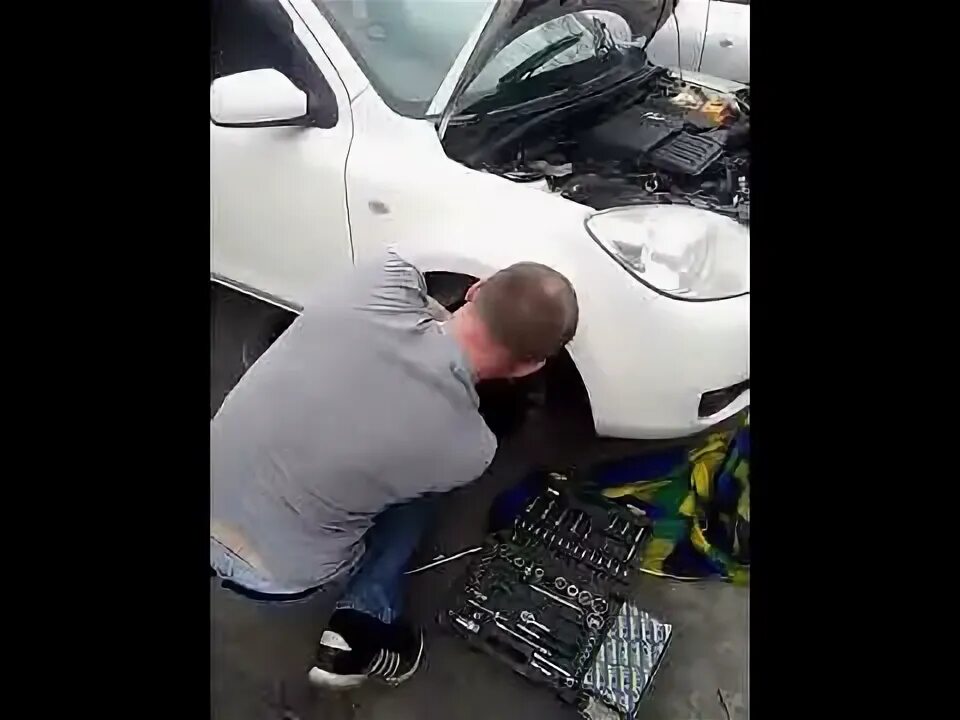 Как завести машину без стартера. Стартер отверткой ваз 2110. Завести бензотриммер без стартера. Поло седан стартер замкнуть. Можно завести машину без стартера.