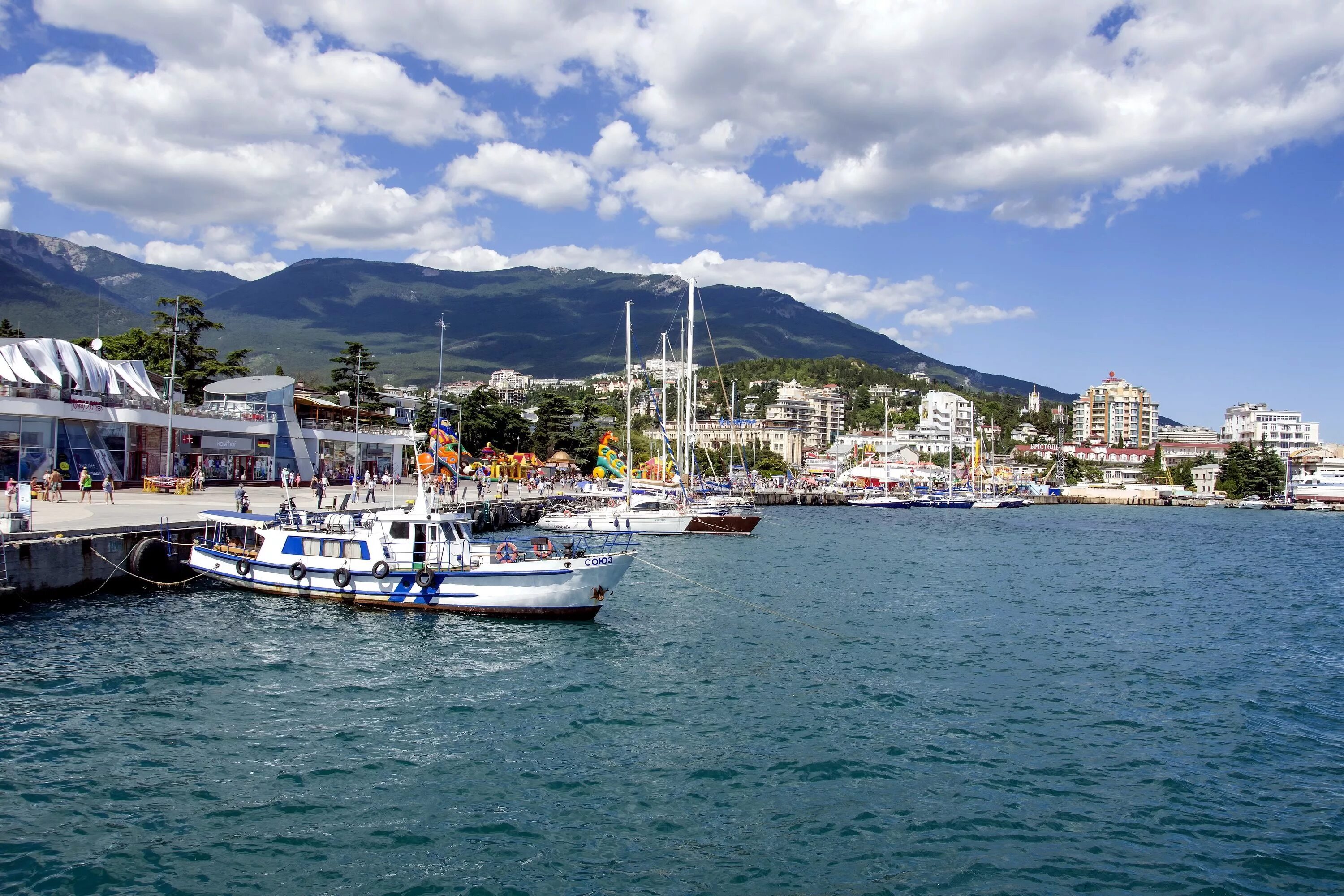 Ялта столица крыма. Крым Ялта набережная. Ялта море набережная. Набережная Ялты 2023. Ялта город 2024.