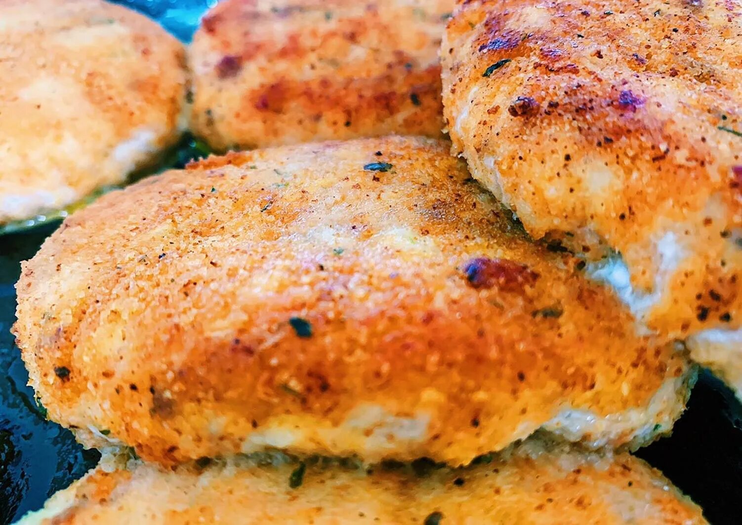 Биточки из лосося. Высоцкая котлеты куриные. Котлеты биточки. Котлеты лососевые. Котлеты из горбуши.