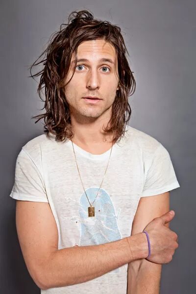 Nick Valensi. Ник Валенси strokes. Фоззи вокалист. Шведский певец Indigo.