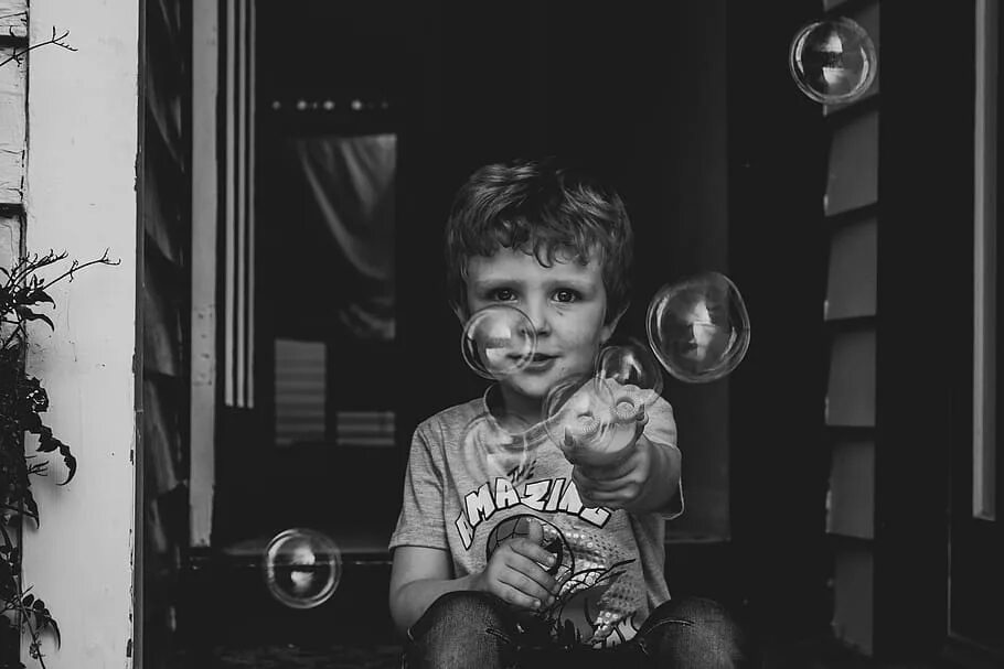 Пузырь счастья. Фото с мыльными пузырями дома грудничок. Мальчик с папироской. Severe Autism.
