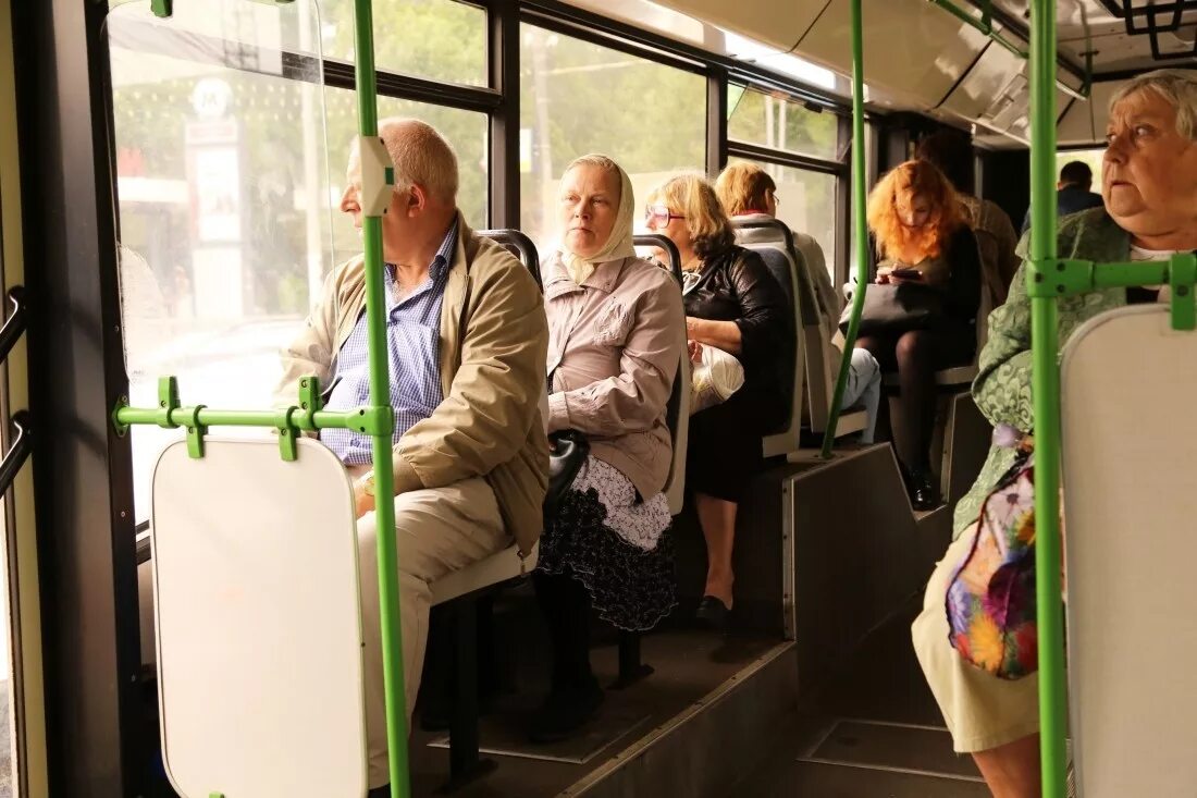 Пожилые люди в общественном транспорте. Пенсионеры в общественном транспорте. Транспорт для пожилых людей. Пенсионеры в автобусе.