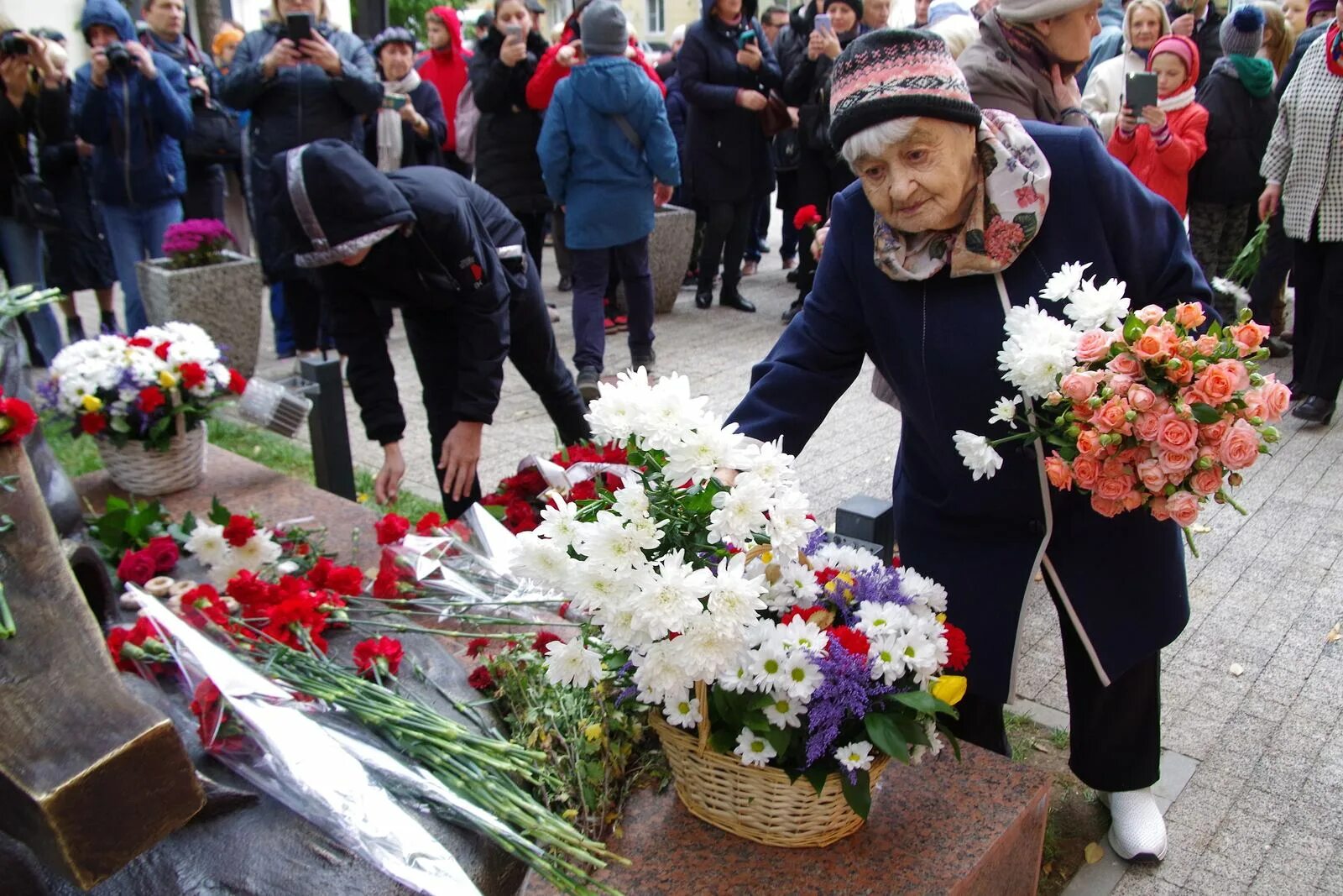 Дети гибла. Памятник в саду пионеров Воронеж. Памятник погибшим детям в Воронеже. Трагедия Пионерского сада Воронеж.