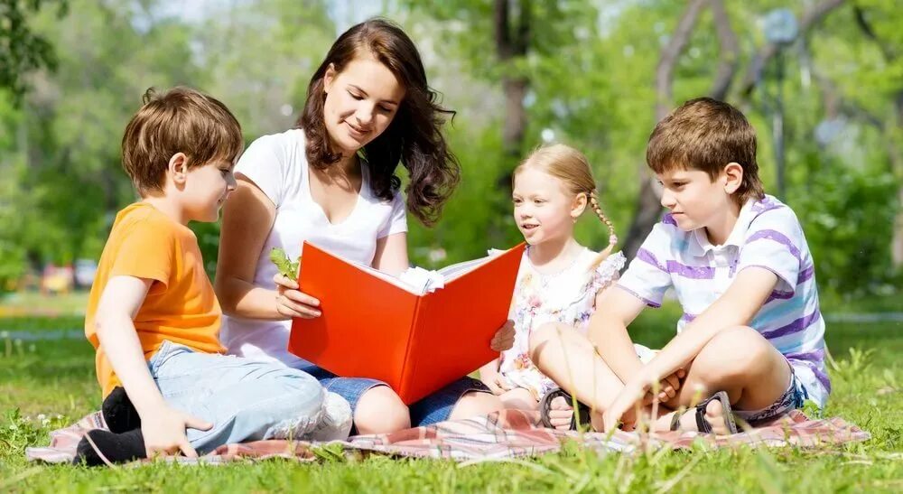 Дети рассказывают о природе. Дети и природа. Дети с книгами в парке. Школьники на природе. Чтение летом дети.