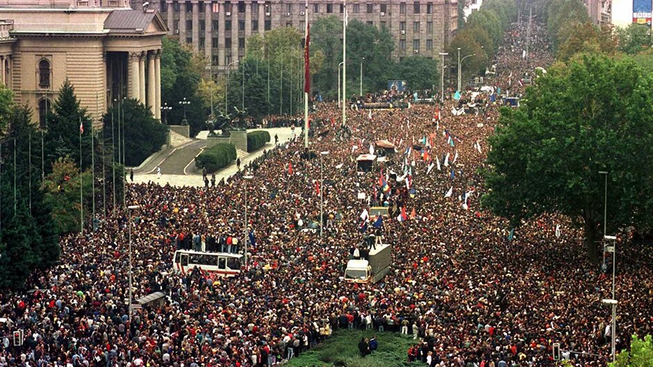 2000 события в мире. Бульдозерная революция в югославии. бульдозерная революция югославия 2000 год. митинг в сербии 2000. белград 2000 год.