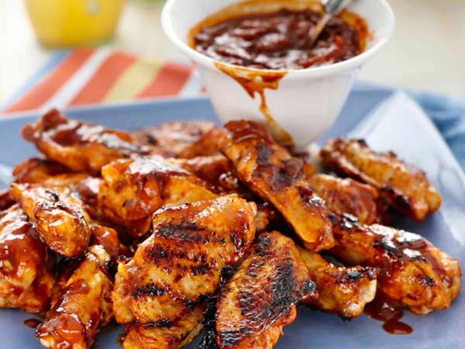 Шашлык куриные крылышки рецепт. Куриные крылышки bbq. крылышки чикен гриль острые. bbq chicken wings. barbecued chicken wings.