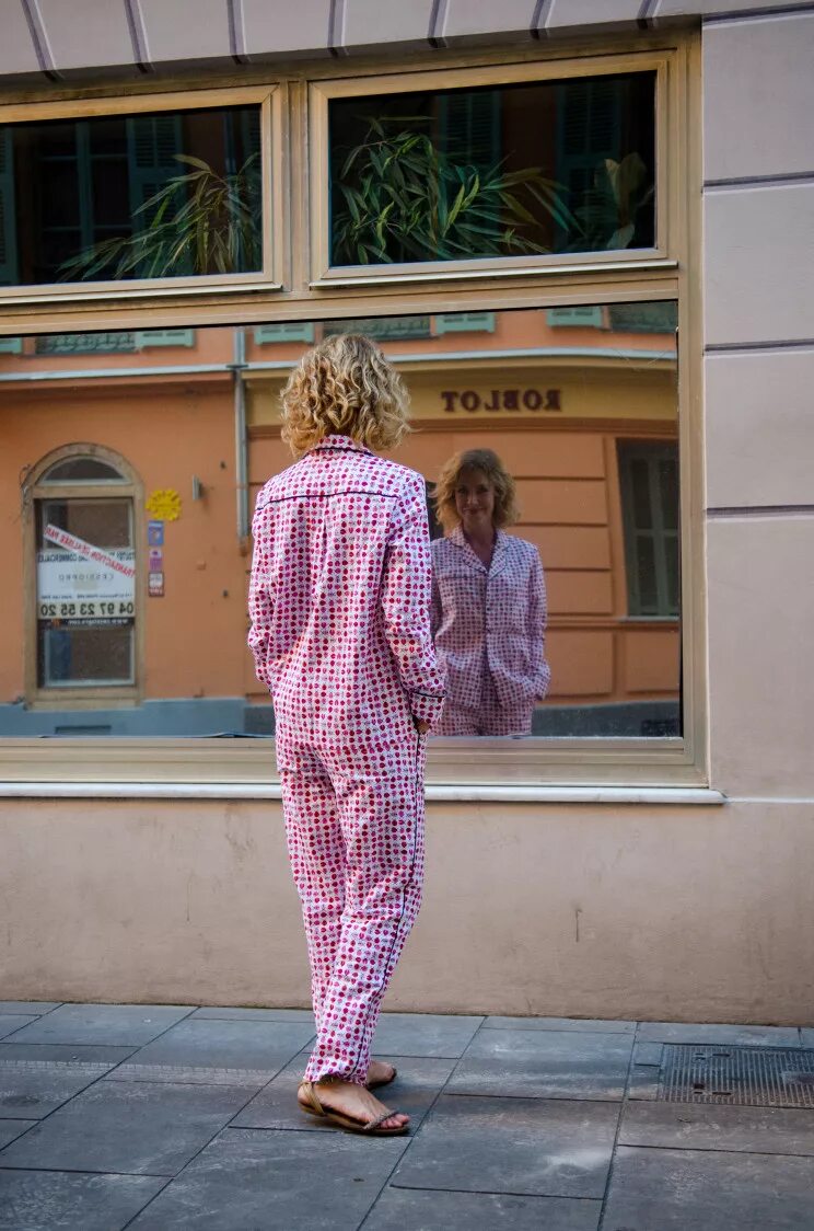 Прийти в пижаме. Люди в пижамах на улице. В пижаме на улице. Пижама из психбольницы. Пижама в дурдоме.