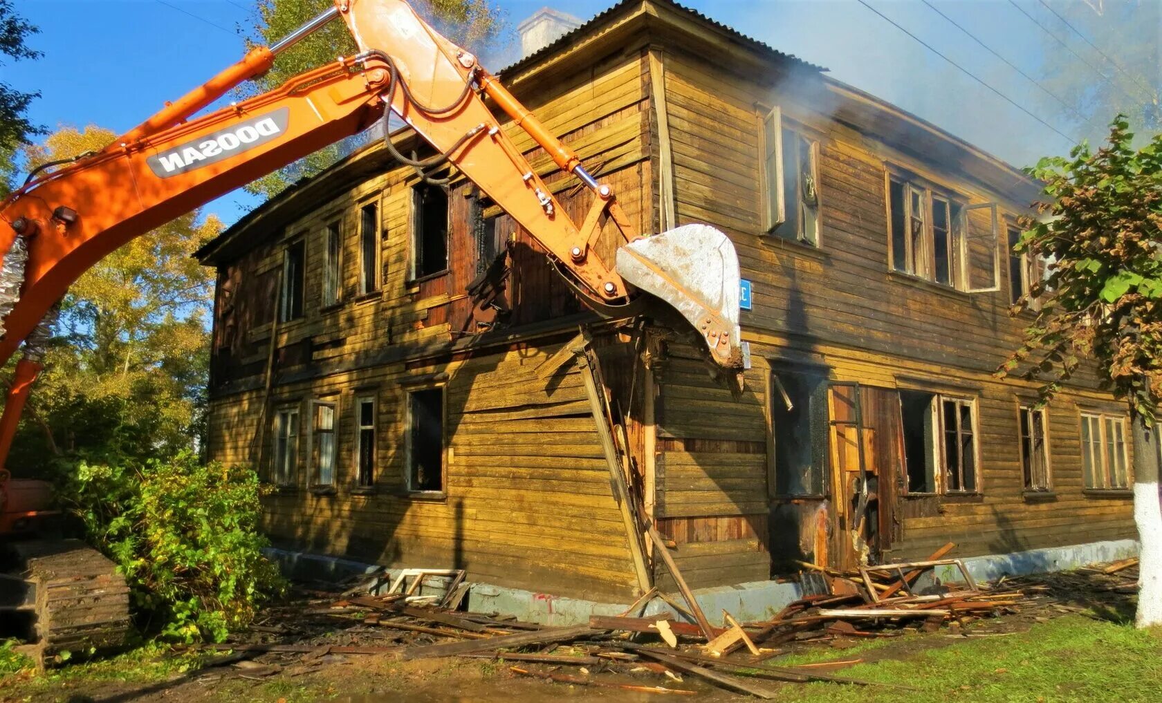 Программа старый дом. Демонтаж деревянного дома. снесенный деревянный дом. ветхое жилье. аварийное жилье.