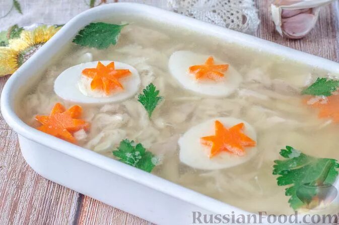 Заливное с куриным филе. Холодец в красивой форме. холодец из курицы с желатином. заливное из курицы на 2 порции. оформление заливного на новый год.