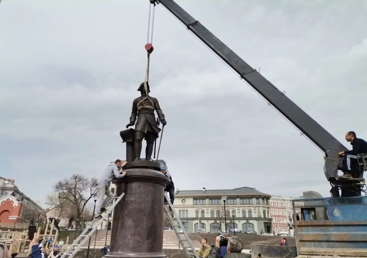 кому поставили первый памятник. площадь петра 1 саратов. кому поставили первый памятник. памятник петру 1 в москве. памятник петру i работы зураба церетели в москве.
