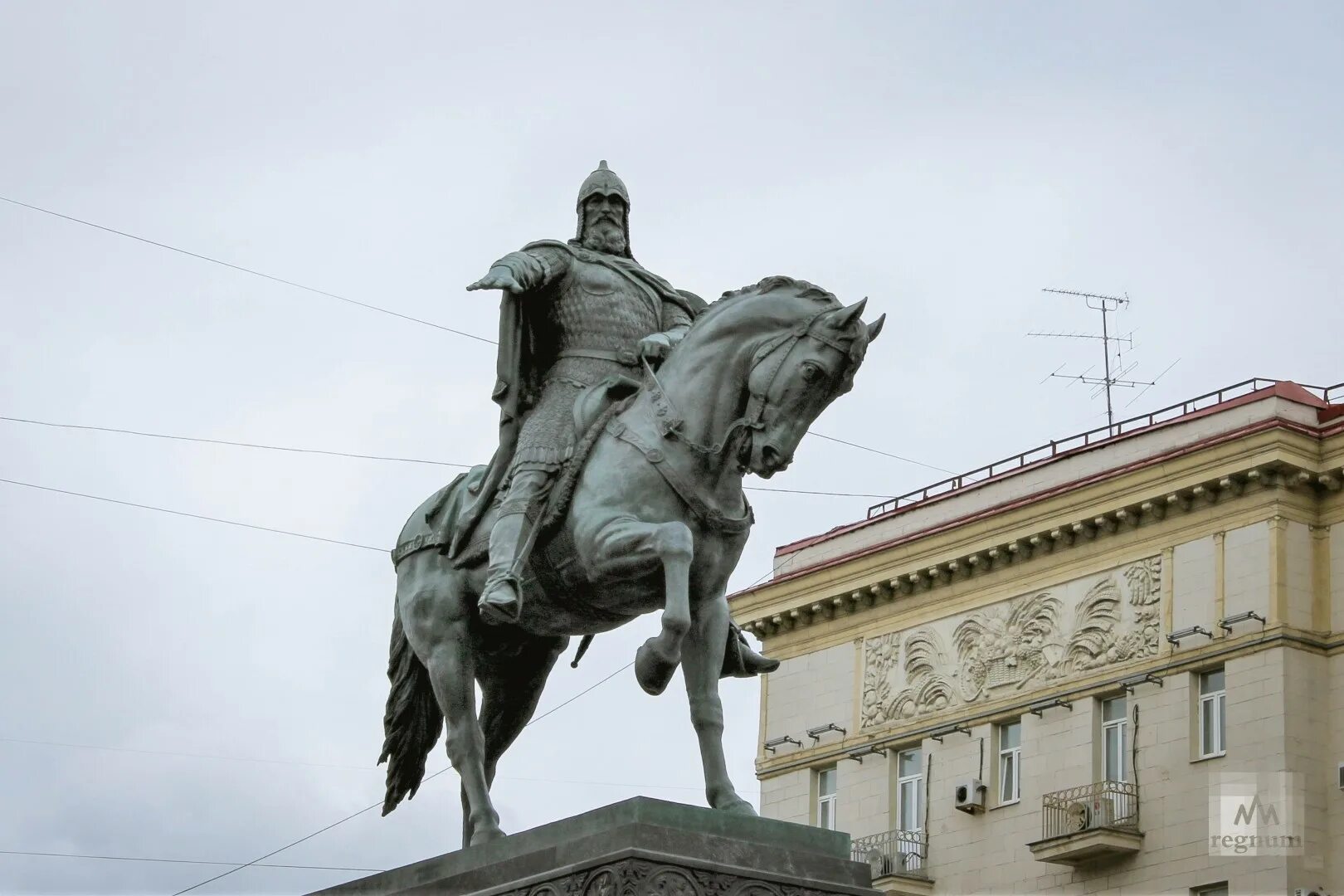 Как выглядит памятник юрию долгорукому. Памятник юрию долгорукому. орлов памятник юрию долгорукому. памятник юрию догорукого в москве. памятник основателю москвы юрию долгорукому.