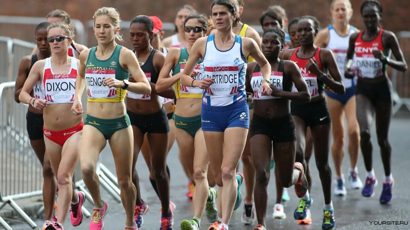 Полумарафон женщины. Девушка бежит марафон. Женский марафон. Марафонцы женщины. Красивые женщины марафонцы.