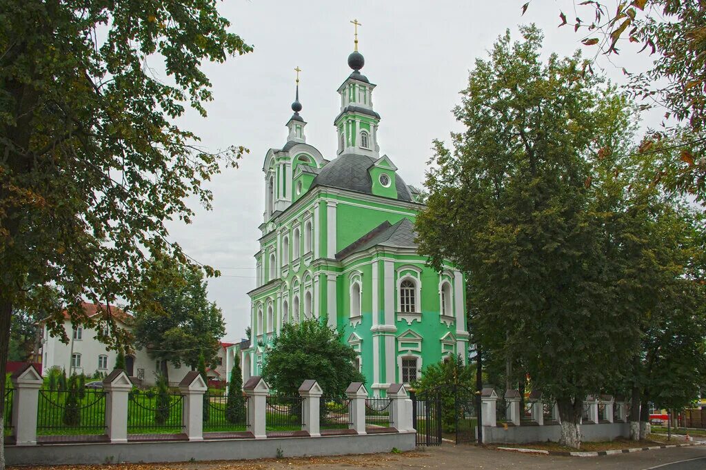 Дмитров дзфс церковь. В дмитрове около церкви. Спасская церковь дмитров. Успенский кафедральный собор дмитров. Церковь в городе дмитров московской области.