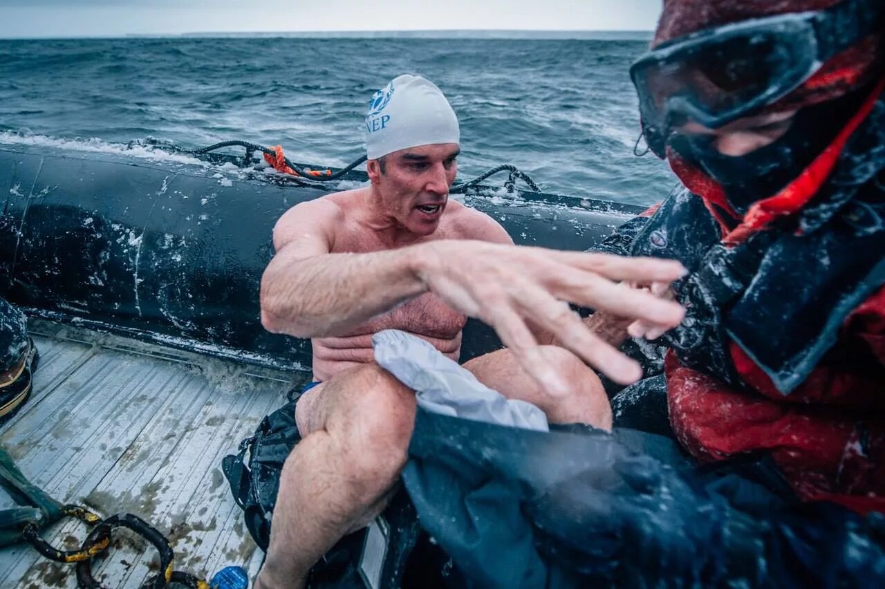 Плыть в холодной воде. Льюис пловец. Экстремальные условия. Купаться в океане. Переплыть океан.