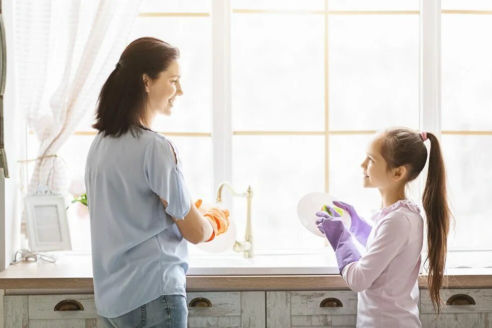 Ребенок убирается с мамой. Mother to wash the dishes. Дети помогают родителям. Mother to wash the dishes. Помогать маме по дому.