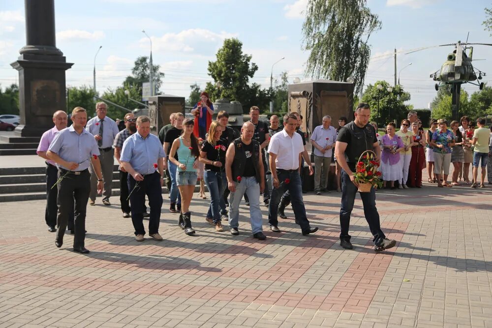 Приезд звезды. Байкеры на Адмиралтейской площади Воронеж. Ночные волки Ростов на Дону. Воронежский ночные волки фото. Знаменитости приезжающие в Воронеж.