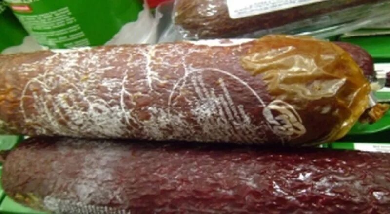 Почему лопается колбаса. Испорченная сырокопченая колбаса.