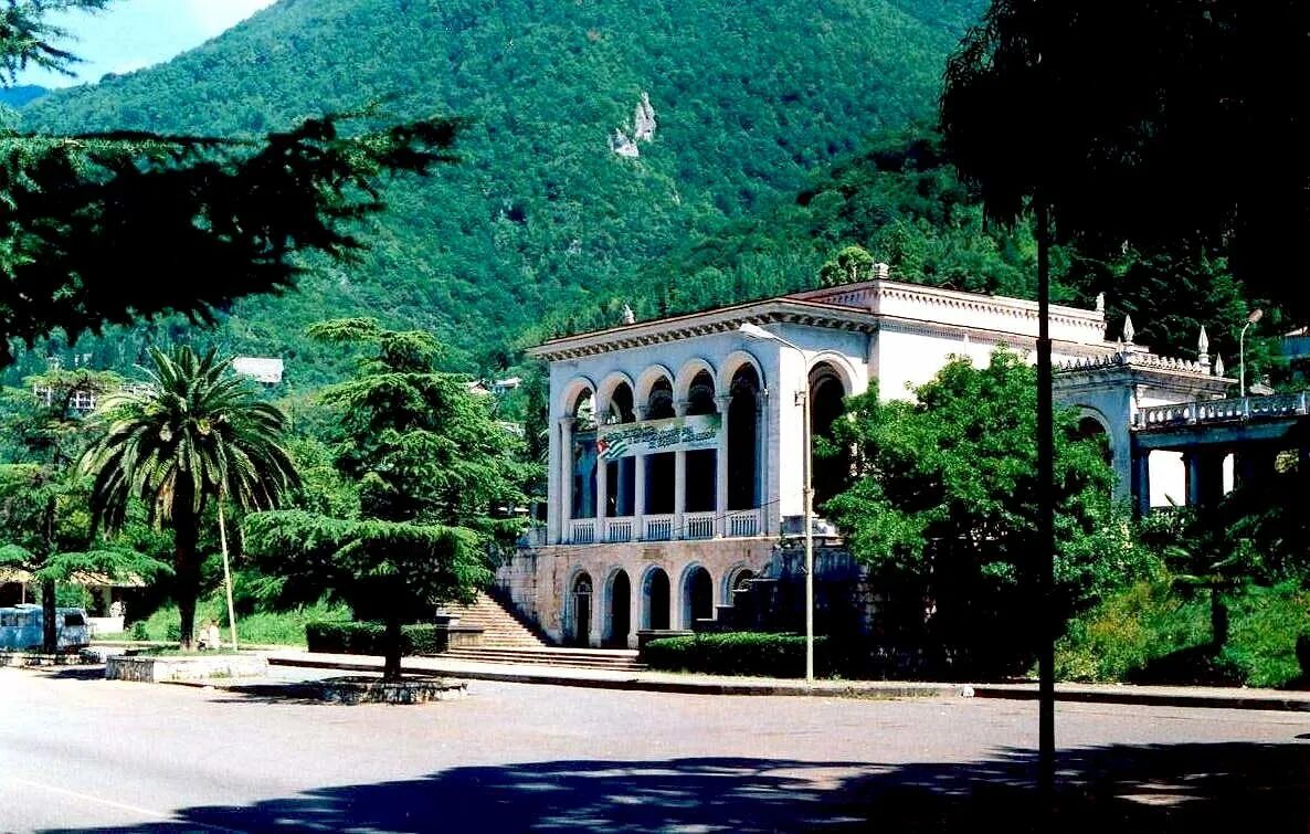 Гагра абхазия центр города. Гагры 2000. Гагры абхазия. Приморский парк гагры абхазия. Гагры абхазия.