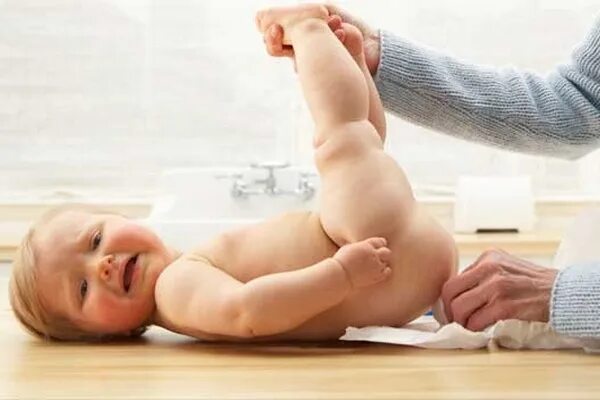 Детские свечи от запора с глицерином. Свеча в попу грудничку. Свечка в попу детям. Новорожденный ребенок не какает. Поставили свечку ребенок покакал.