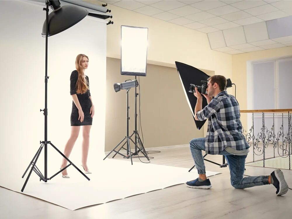 Studio урок для начинающих. Фотограф фотографирует в студии. Фотоаппарат для студийных съемок. Студия для съемок. Съемка в фотостудии.