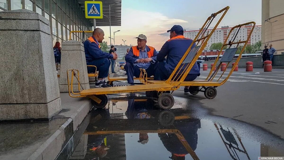 Какую работу совершил носильщик равномерно. Тележка на вокзале. тележка носильщика. носильщик на вокзале. носильщик с тележкой на вокзале.