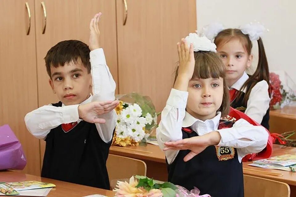 Ученик придя в школу. Школьники в форме за партой. Мальчик и девочка за парой. Мальчик и девочка за партой. Мальчик и девочка в школе за партой.