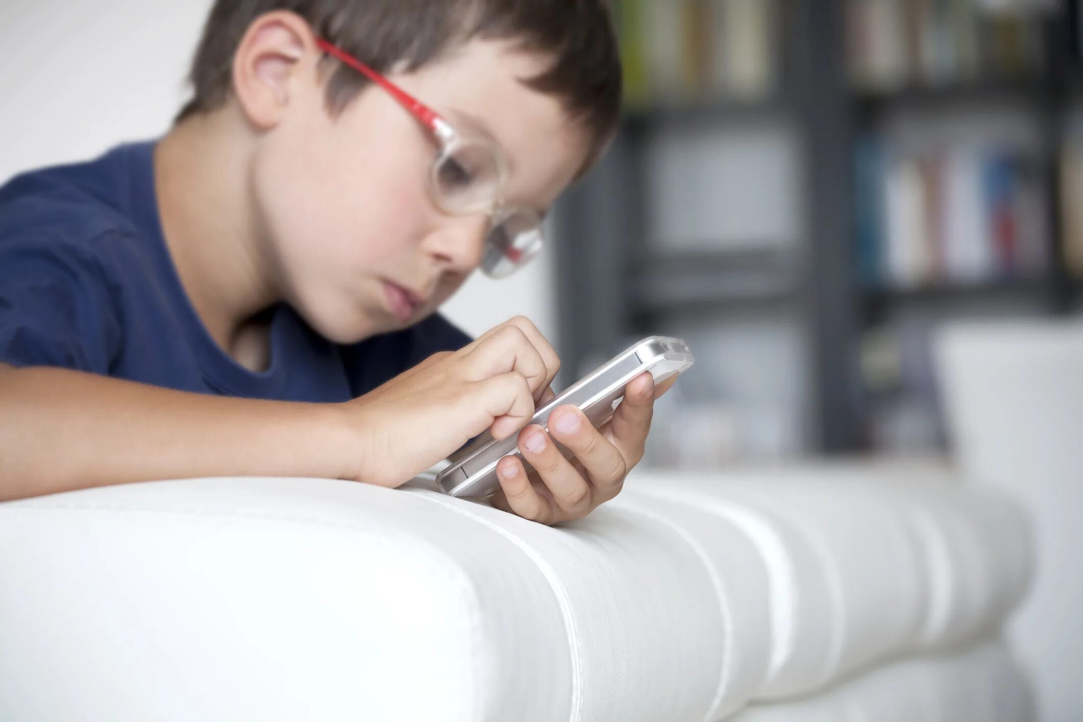 Компьютер портит зрение. Ребенок с телефоном. Влияние смартфона на детей. Влияние гаджета на подростка. Гаджеты и зрение детей.