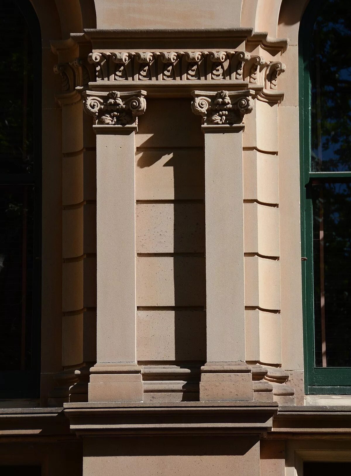 Фасадный декор из пенополистирола. Пилястры на фасаде здания. Пилястры на фасаде. Рустованные пилястры в архитектуре это. Пилястры на фасаде.