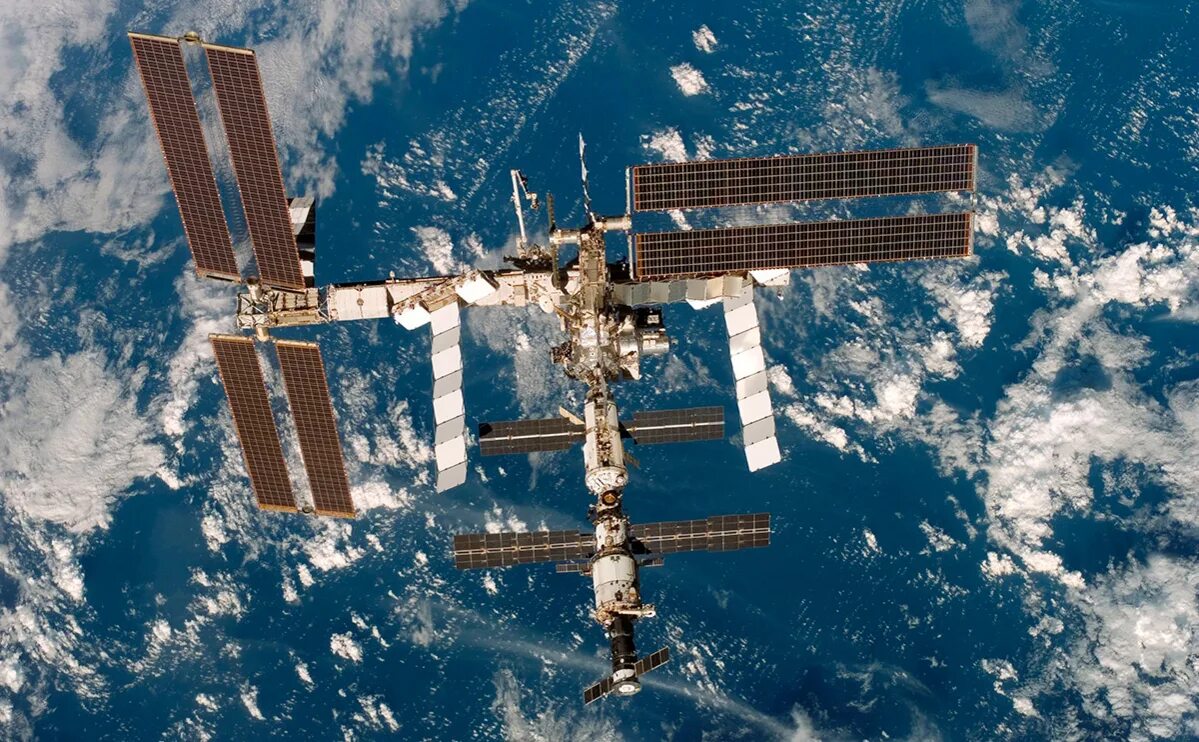 Мкс фото. Станция ISS. Станция МКС В космосе. МКС 2006. Международная орбитальная станция.