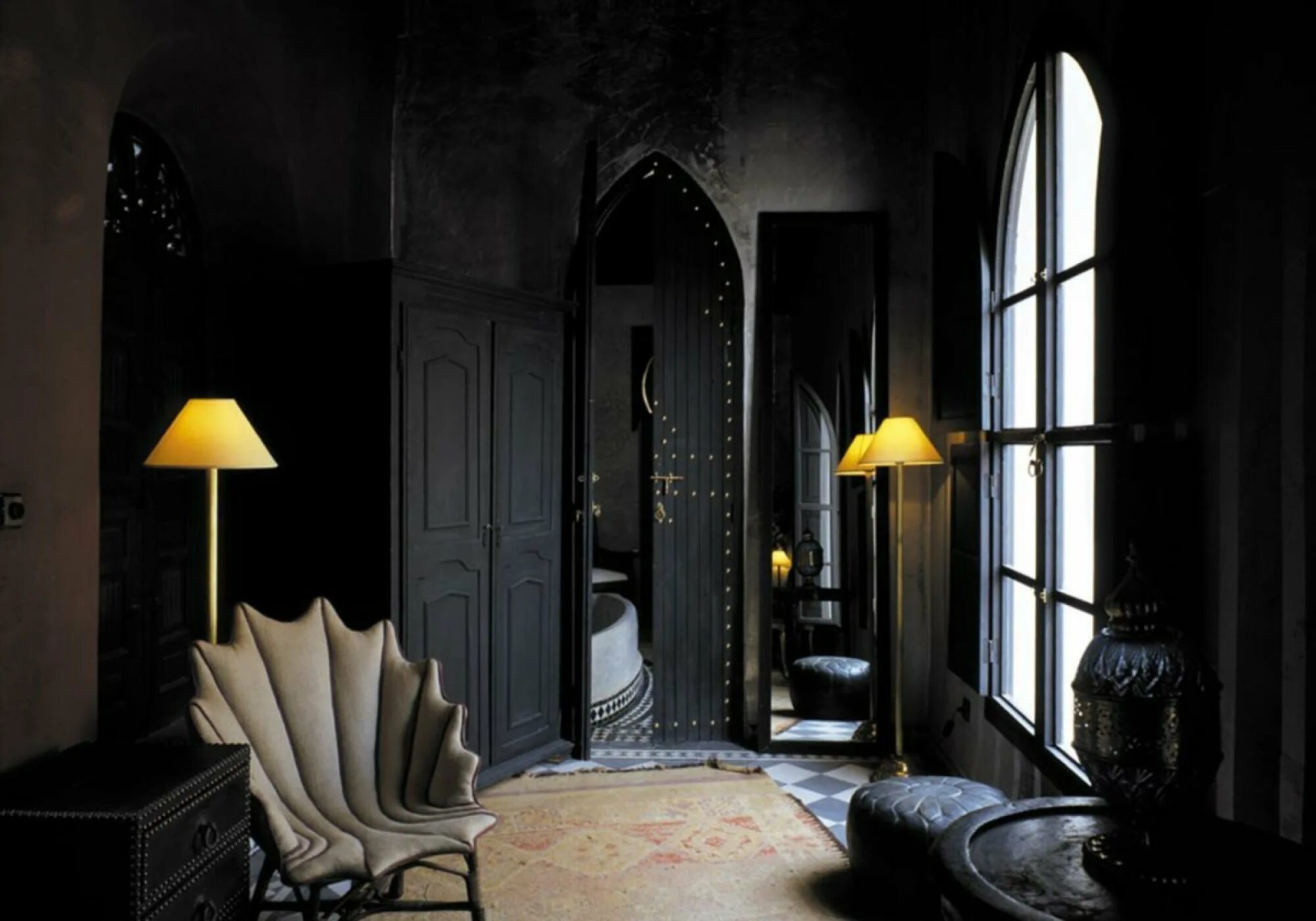Модерн готика. Тотал Блэк комната. Будуар Викторианская Готика интерьер. Стиль Готика в интерьере. Интерьер в готическом стиле (темные оттенки).