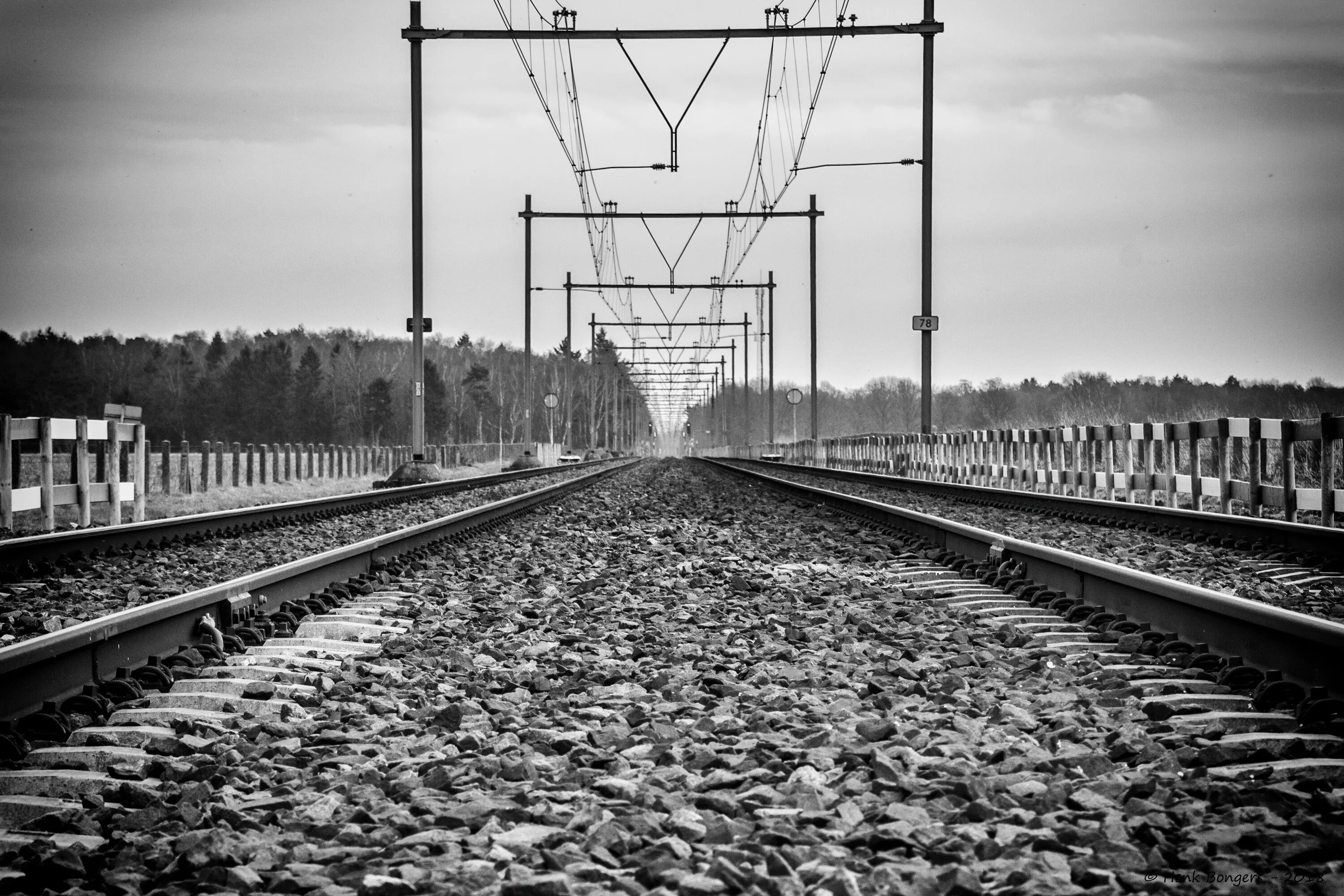 Railway line. Железнодорожные линии. Поезд картинка. Железная линия. Поезд линиями.