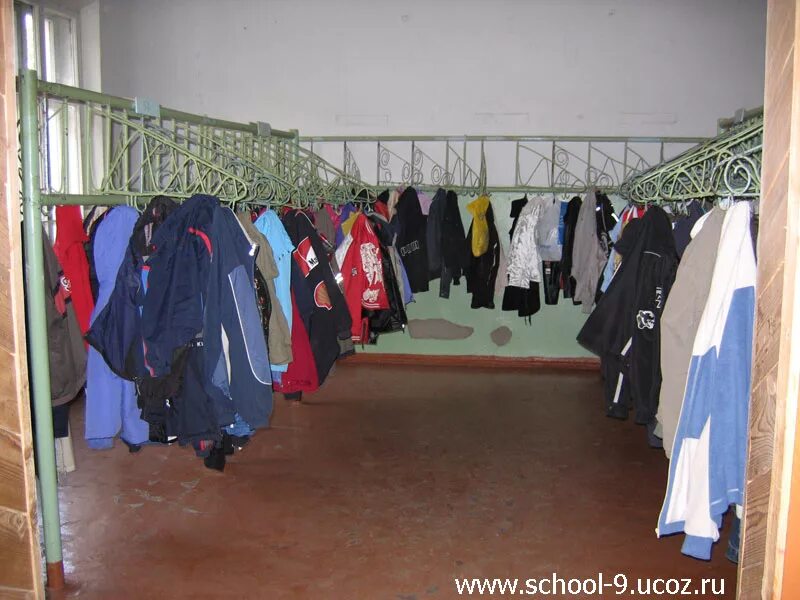 Одежда в раздевалке в школе. Школьная раздевалка с куртками. Одежда в раздевалке в школе. Раздевалка для верхней одежды. Гардероб в школе с одеждой.