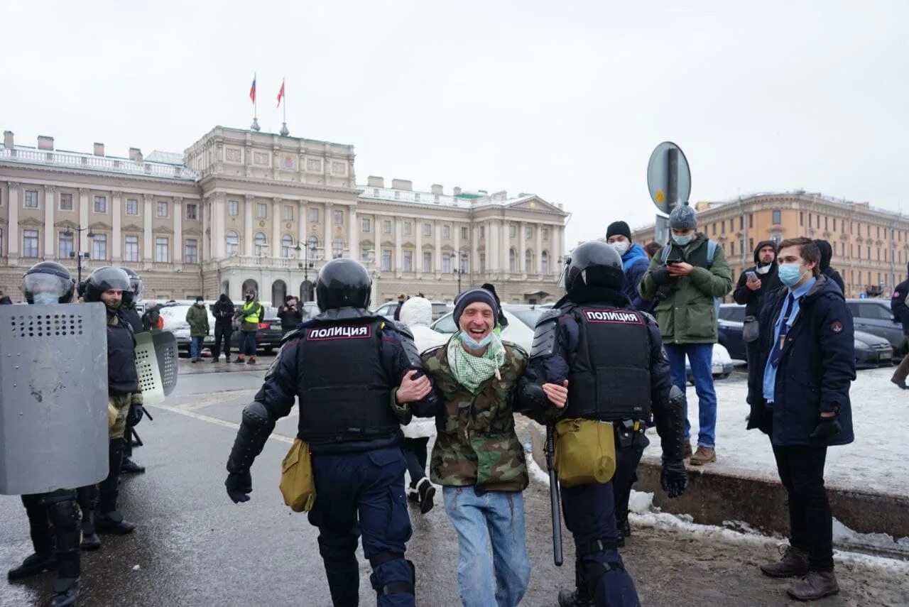 Петербург митинг навальный. Митинг в Питере 2022. Навальный в Санкт-Петербурге. Митинг 31 января с высоты Питер. Митинг в СПБ У Исаакиевского собора сентябрь 2022.