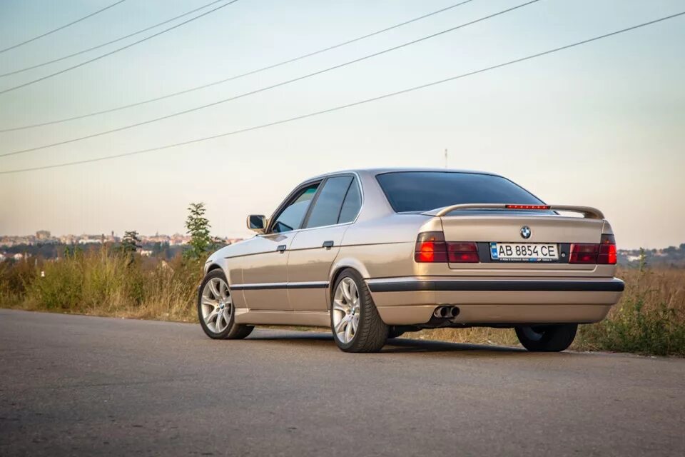 Фишки е34. BMW e34 спойлер HELLA. BMW e34 бежевая. BMW e34 дактейл. БМВ е34 бежевая.